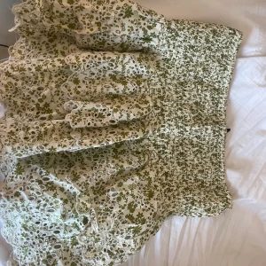 Grön zara kjol  - Kjol från zara j väldigt bra skick bara en liten röd fläck som syns på sista bilden 