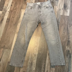 Jack & Jones grå - Jack & Jones jeans som knappt är använda.  Skick 9/10. Nypris 550. Mitt pris 150