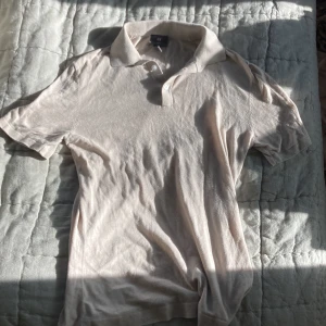 Piké  - Jävligt fet H&M beige pike, perfekt till sommaren. Den är Slim fit och i storlek S. Perfekt skick  Frakten ska köparen betala 