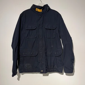 Fieldjacka - Tja, vi säljer en riktigt fet Fieldjacka från märket parajumper, Jackan har ett igensytt hål som bara märks på närahåll (7/10 skick utöver defekten)