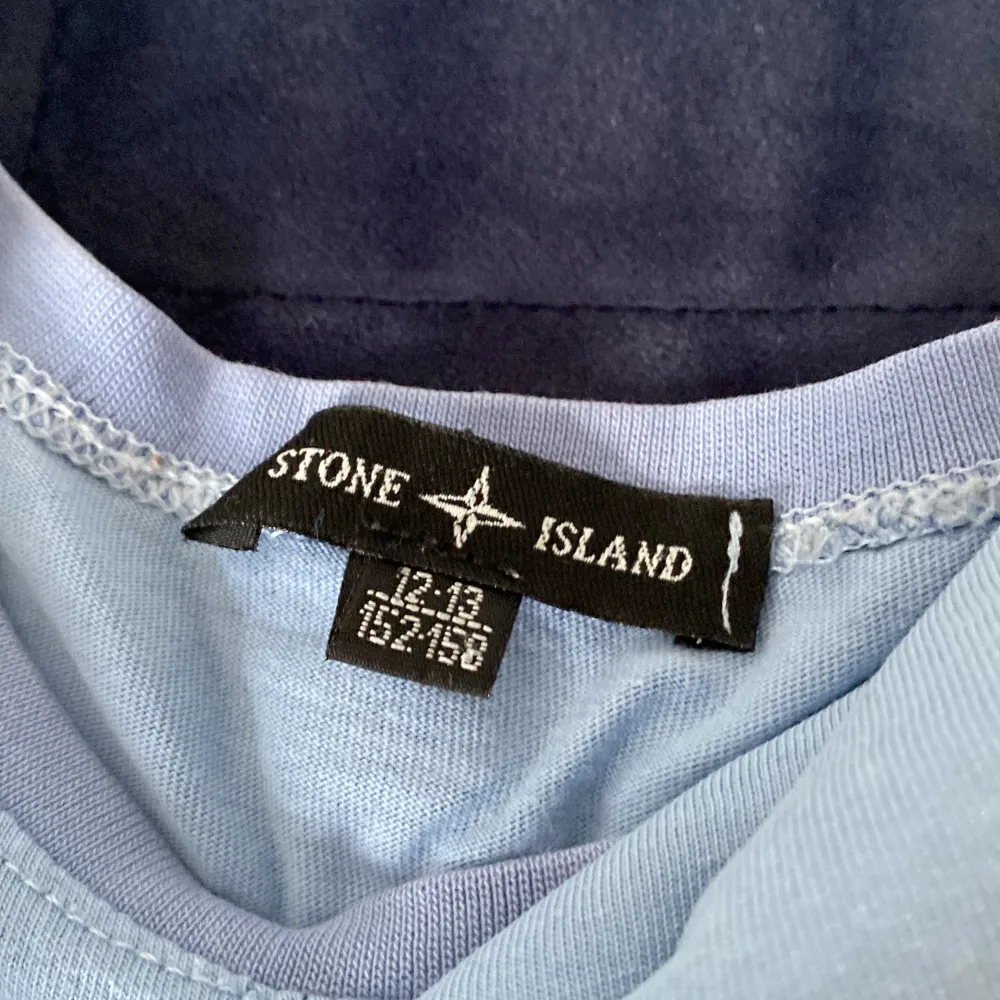 Säljer nu min Stone island t-shirt har använt den några gånger skicket är 10/10 säljer den pga av den inte passar mig längre  Storlek: S. T-shirts.