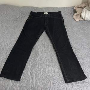 Mörkblåa jeans, Skick 9/10. Låg användning, inga skador på jeansen. Säljs för att de är för små för mig. Längden passar 30,31 och 32