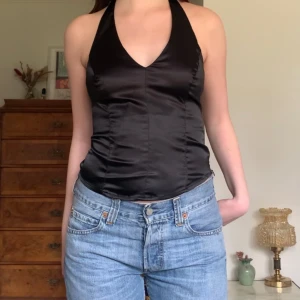 Svart haltertopp - Halternecktopp i glansigt material och med en dragekedja på sidan, vintage Ichi! 💕
