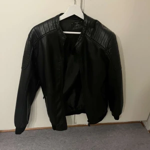 Svart skinnjacka  - Säljer en helt nya svart skinnjacka har aldrig används och är i nyskick. Den är i st S. 