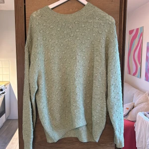 Stickad grön tröja - Fin stickad grön tröja med prickar 