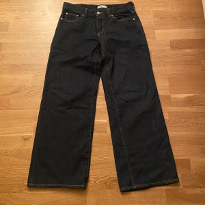 Low wide jeans - Köpta på Gina tricot för 499x endast använda 1 gång. Pris kan diskuteras.