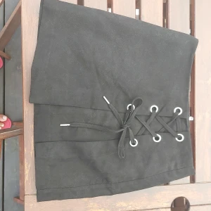 Svart minikjol - svart minikjol med dragkedja baktill. materialet är mocka och i bra skick. för fler bilder eller frågor, skriv till mig 💞