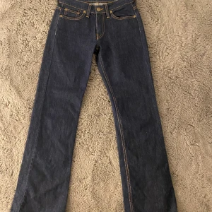 Lågmidjade mörkblå jeans - Mörkblå low waist jeans som är utsvängda. Perfekt skick men måste tyvärr sälja för att de är för små💙