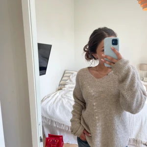 Stickad tröja  - En beige stickad v ringad tröja från Veromoda i storleken xs. Tröjan är i fint skick och priset kan diskuteras.  Skriv vid fler frågor💛☀️