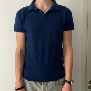 Merinoull tröja - Kortärmad piké i 100% äkta merinoull från John Henric, nypris 900kr. Nyskick, använd ett fåtal gånger! Skriv för fler bilder:)