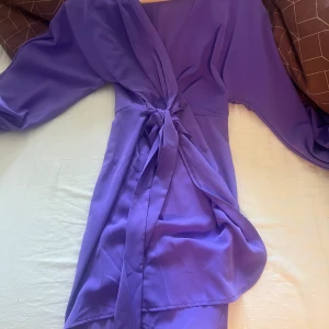 Klänning - En omlottklänning.