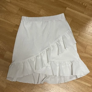 Vit kjol - Vit kjol från Nelly. Storlek M. Bra skick. Pris går att diskutera, kontakta mig för mer info! 🤗💓