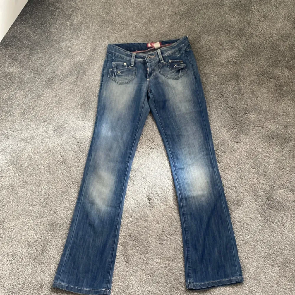 Säljer dessa lågmidjade jeans som tyvärr var för små för mig! W26L32💗. Jeans & Byxor.