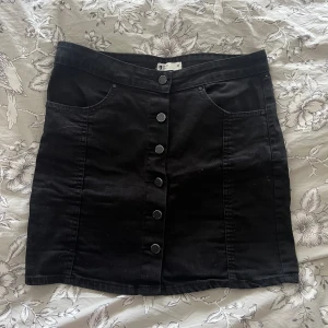 Jeanskjol - Svart jeanskjol från ginatricot storlek 40  Använd fåtal gånger men i fint skick