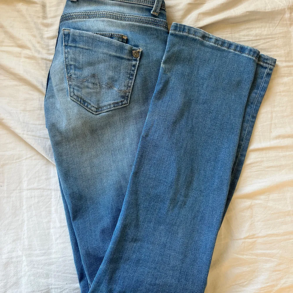 Lågmidjade jeans från pepe säljer då de inte kommer till användning 💓. Jeans & Byxor.