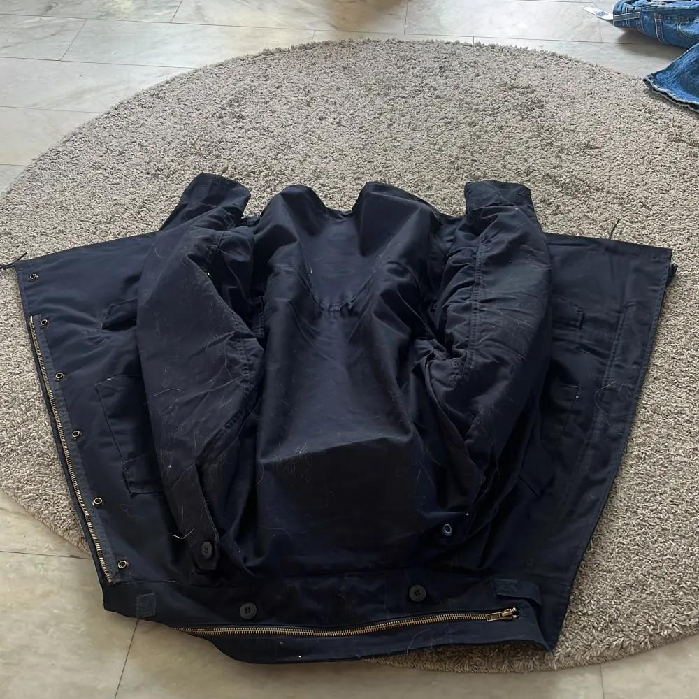 Säljer denna field jacket färg mörk blå för endast 1100kr ny pris 2000kr . Jackor.