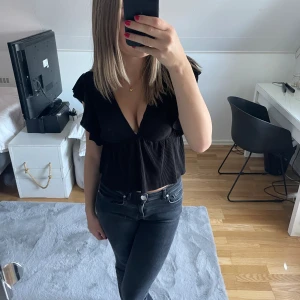 Svart topp - Super fin topp från pull&bear i nyskick❤️