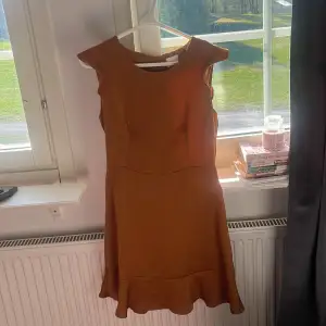 Jag säljer nu en klänning den är helt oanvänd men utan prislapp, klänning i storlek S, brun orange. 💕
