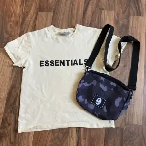 Ett sommarkit som består av en Bape väska och en essentials T-shirt, båda är 1:1 replika och 10/10 condition.