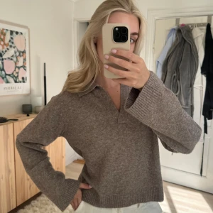 Stickad tröja - Lindex - Så fin tröja från Lindex, enbart använd ett fåtal gånger🤎 passar perfekt med en skjorta under