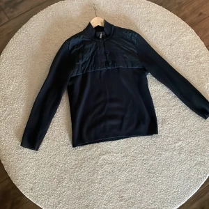 Marinblå Massimo dutti zip up kofta - Tja säljer en snygg Massimo dutti zipp up kofta, storleken är M och är marinblå. Tröjan är lite fläckig vid kragen men annars bra .Tröjan passar perfekt svala sommar kvälllar, skriv om du har några frågor, brukar alltid svara snabbt ✍🏻😊