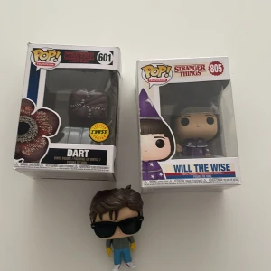 Stranger things pop figurer - Säljer dessa tre separat eller tillsammans. Kostnaden varierar beroende på vilken du vill ha, tex Dart som är en limited edition som då blir dyrare jämfört med Steve som blir billigare pga att han inte har en låda. Skriv privat för mer information. 