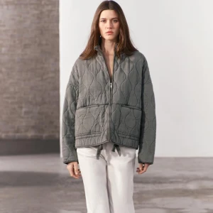 zara jacka  - jättepopulär zarajacka, helt ny säljer då jag ska köpa en annan🫶🏼