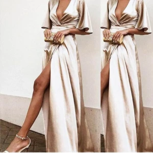 Balklänning - Köpte denna till min bal, tyvärr var den lite för stor för mig. Klänningen har inbyggda BH-kupor och är väldigt lång och helt otroligt fin. Den är aldrig använd. Egna bilder kan skickas! :)