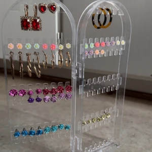 Örhängen  - Alla örhängen 135 kr plus örhängensställen det finns 60 plats till örhängen och man får 31 örhängen ( kvaliten är inte bästa därav priset! ) örhängen kan köpas individuellt