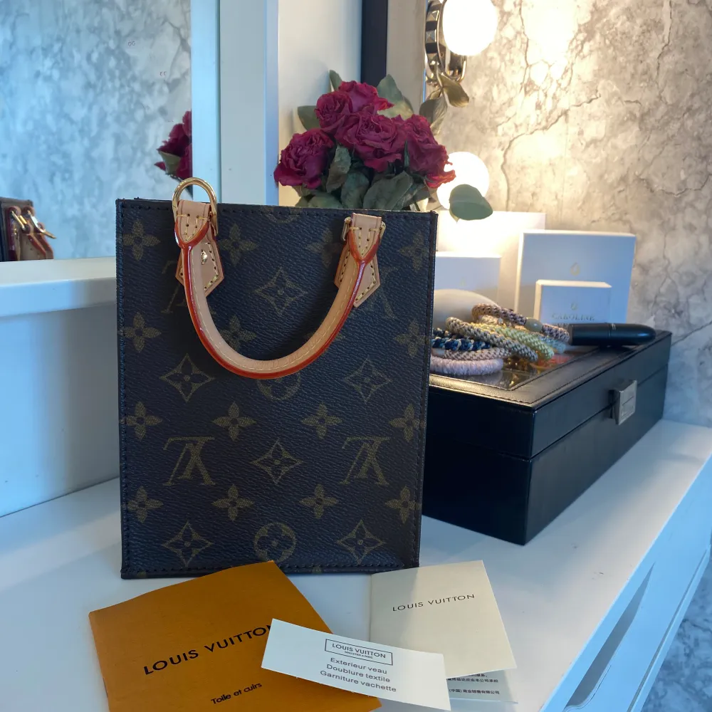 Säljer en Louis Vuitton petit sac plat väska. Kostar mellan 38-18 tusen egentligen. Köpte för 3500 aldrig använd. Skriv för mer info då prick inte tillåter vissa saker skrivas på annons. . Väskor.