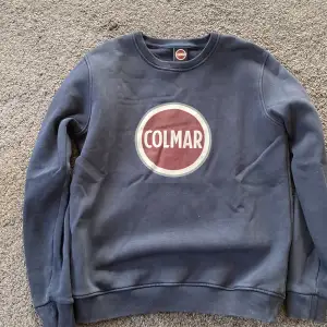 Säljer denna Colmar sweatshirt som nästan aldrig använts. Köpte den för ca 800kr men säljer för 100, priset kan diskuteras.