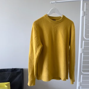 Italian Wool Cashmere Massimo Dutti Tröja - Trendigt gul och solig Massimo Dutti tröja med enkel elegant design och högkvalitativ italiensk material. Nypris 1200 kr (€102) Använd men i utmärkt skick - utan defekter. Bra under vår/höst säsongen men funkar även under sommarkvällar.