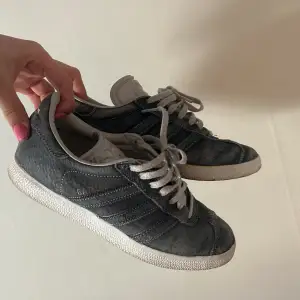 Grå/blå adidas gazelle skor, storlek 36 2/3💓