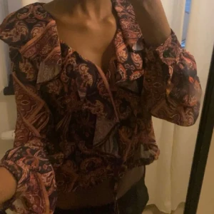 Mönstrad volang blus  - Superfin volang blus köpt i Englands primark med jätte cool och unik design/färg, den är i storlek s och i topp skick då den knappast använts! Skriv för fler bilder och frågor❤️💋