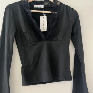 Venderbys svart tröja - Tröja med spets från Venderbys. Oanvänd med lapparna kvar :)