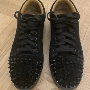 Christian Louboutin storlek 40 - Säljer min sons Christian Loubutins inköpta för bara några månader sen. Tyvärr har de blivit för små för honom. Bra skick! Fyra taggar borta men syns knappt. Även låda medföljer. Köpta här på Plick av en person som knappt använt dem. 