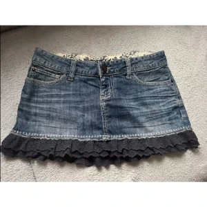 Jeanskjol - Säljer denna sjukt söta jeanskjolen med volang längst ner. Storlek xs/s. Fint skick. 