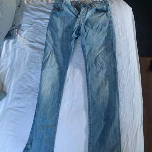 Tja! Säljer ett par Jacob cohen jeans! Använda 1 gång och tags finns kvar. Köpta i Milano för 4 tusen ungefär. Storlek 31. Skriv vid minsta fråga eller fundering. 
