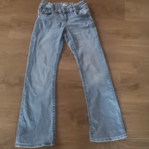 Gina jeans  - Jättefina jeans från young gina. Säljs då dom inte kommer till användning. Dom är i nyskick och använda ca 5 gånger. 