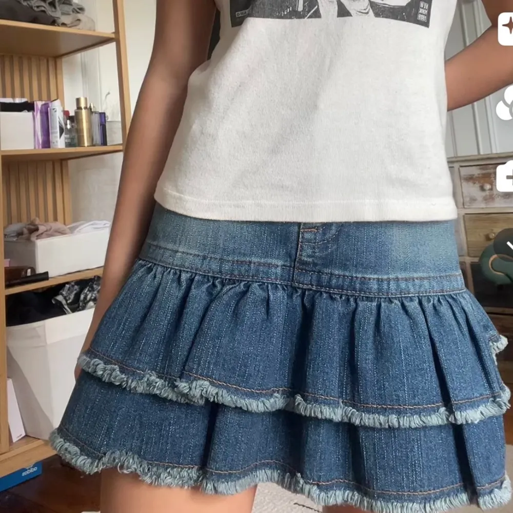  ❗️Intressekoll❗️På den här så snygga jeans volang kjolen! Den är så fin och verkligen perfekt till våren eller sommaren. Den är i så bra skick och nästan aldrig andvänd🩷🙏🏽🙏🏽🌸🩵🤞🏽. Kjolar.
