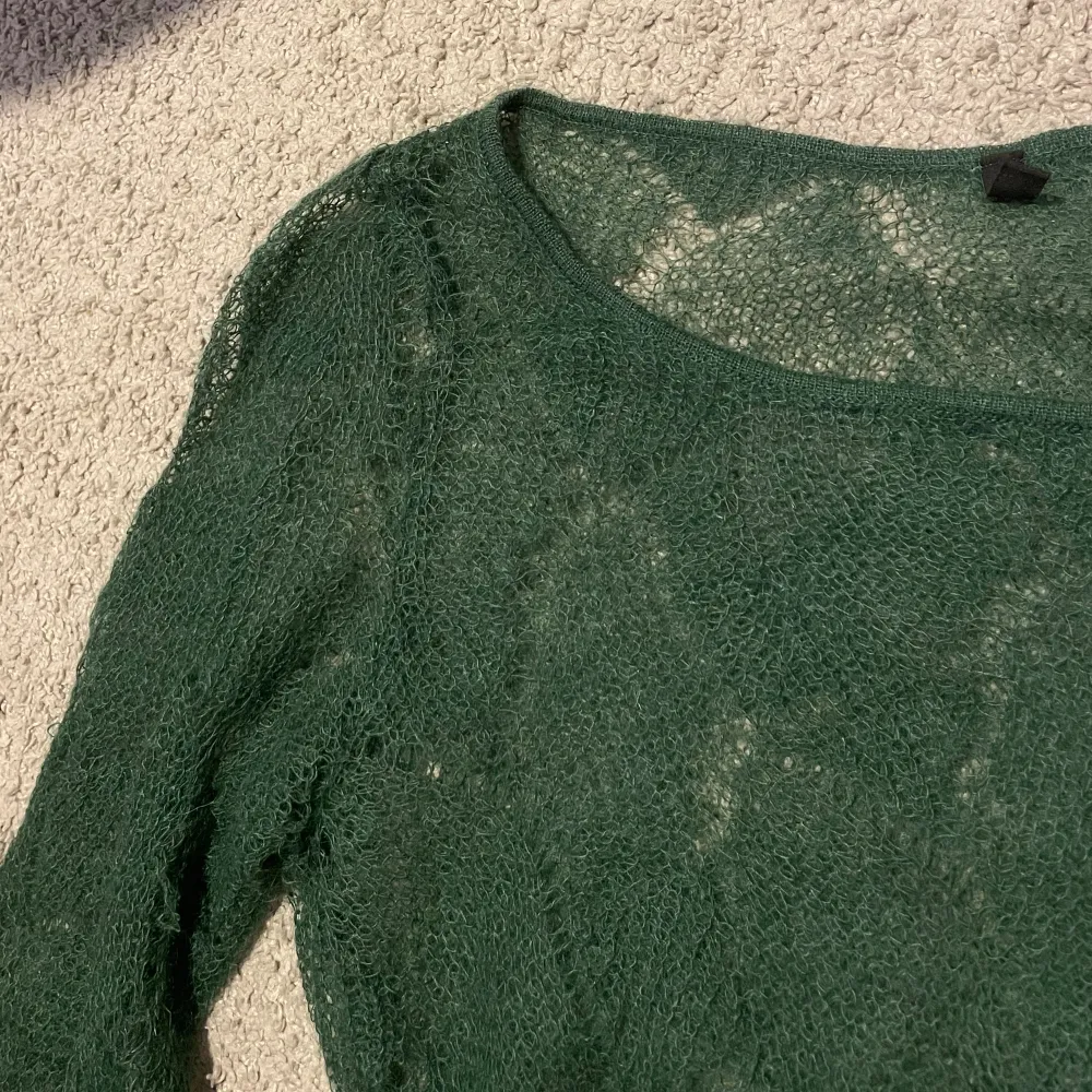 Säljer min fina gröna stickade tröja 💚jättefin året om och passar till allt. Är i väldigt bra skick och den nopprar inte. Köparen står för frakt. Priset kan diskuteras 💕. Toppar.