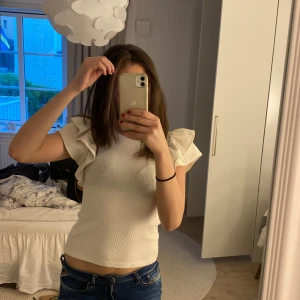 Vit volangtopp  - En vit volangtopp ifrån Zara. Används inte längre och därav säljer jag den. Bra skick, använd kanske 5 ggr💗