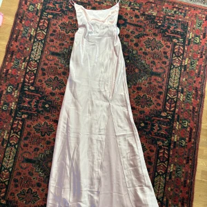 Rosa balklänning i satin - Säljer denna jättefina klänning då den var förstor för mig som vanligtvis har strl M. Klänning är helt oanvänd med prislapp kvar.Skriv privat om ni undrar något💕💕 