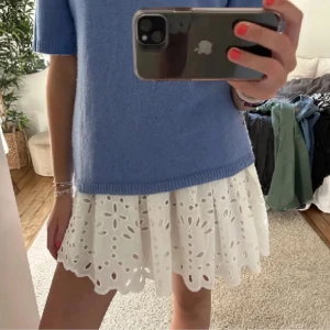 Vit kjol - Så fin vit kjol från hm. Jag skulle säga att den är lite gräddvit.