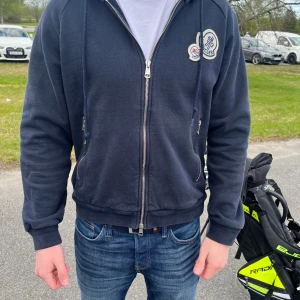 Moncler hoodie  - Tjena, säljer min skit snygga moncler hoodie som tyvär har blivit för liten för mig. Om du har några funderingar så tveka inte på att ställa din fråga🌟. Är öppen mot byten♻️