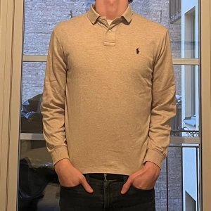 Ralph Lauren piké - Supersnygg och i perfekt skick. Endast testad och har inga revor eller defekter. Köp för endast 499kr
