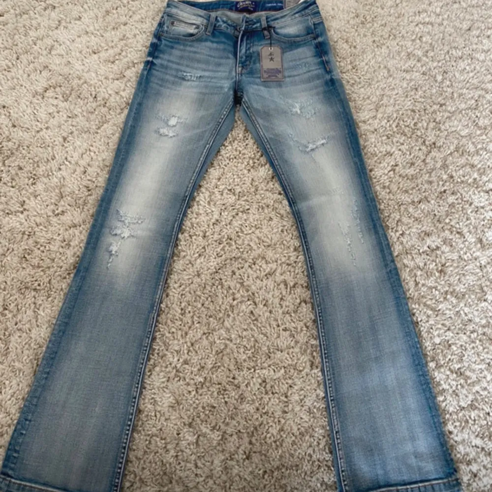 Säljer dessa i princip nya jeans från Crocker. De är lågmidjade och bootcut och använt ca 3 gånger men säljer då de inte riktigt passar mig. Modellen med jeansen på bilden är ca 156 men passar mig i längden som är ca 167. Jeans & Byxor.