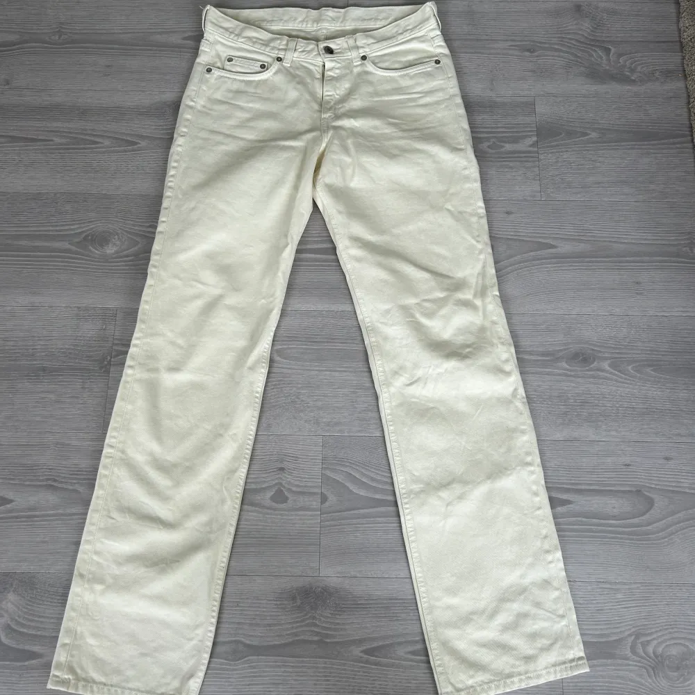 Créme vita jeans från Arket (model W004) i storlek W28, använda endast fåtal gånger. Lite långa på mig som är 164 cm lång. Köpare står själv för frakten!. Jeans & Byxor.