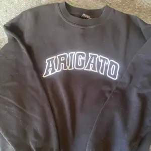 Svart sweatshirt från Arigato, knappt använd alltså är den som ny Nypris: ca 1700, pris kan diskuteras 