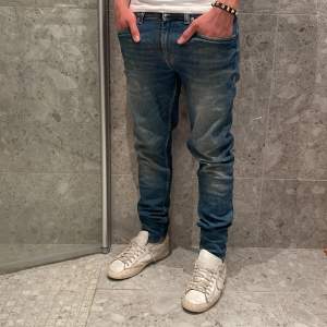Hej! Vi säljer nu ett par riktigt snygga tiger of Sweden slim jeans | Strl: 29/30 Skick: 10/10 Retail: ca 1700kr | För ytterligare frågor är det bara att skriva 🎶🔝